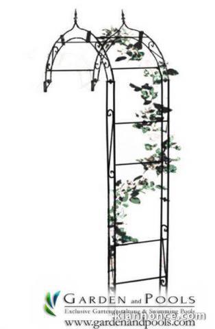 Pergola en arc pour rosiers fichée au mur