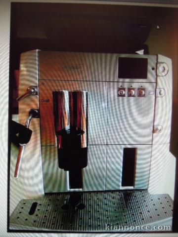 A vendre Magnifique machine à café pratique neuve très peu servi,