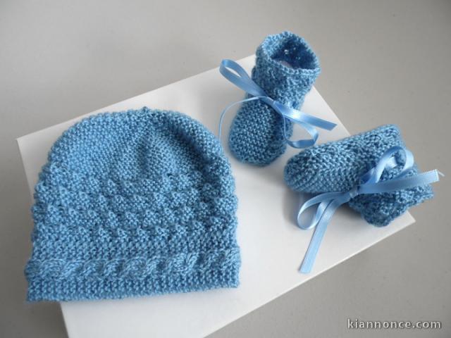 Bonnet et chaussons bleu torsades, tricot bébé