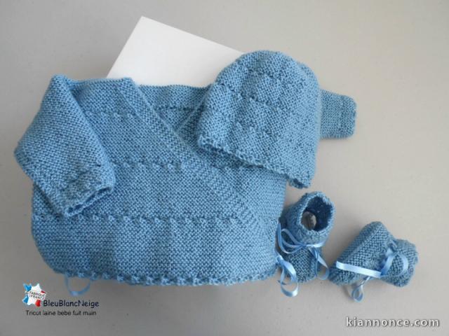 Brassière bébé, croisée, bonnet, chaussons, ensemble