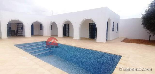 A VENDRE UNE MAISON DE PLAIN PIED AVEC PISCINE A MIDOUN DJERBA