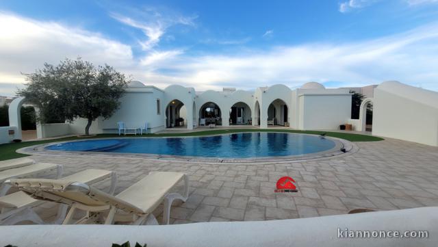  MAISON DJERBIENNE AVEC PISCINE À ARKOU DJERBA - RÉF V602