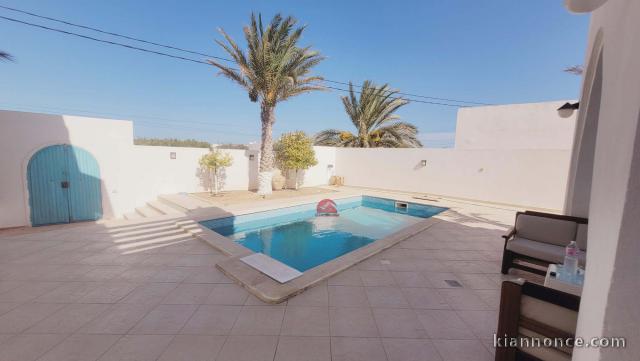 VILLA AVEC PISCINE - TITRÉE À DJERBA MIDOUN ZU - RÉF V688