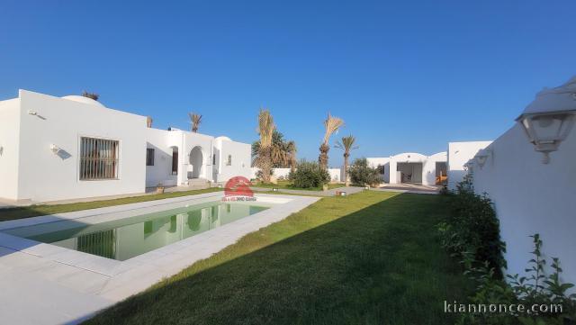 GRANDE MAISON SUR MEZRAYA DJERBA ZA - RÉF V693