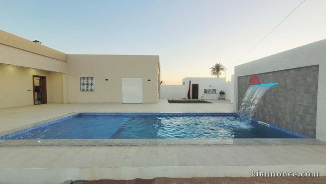  VILLA AVEC PISCINE À SIDI JMOUR DJERBA ZA - RÉF V682