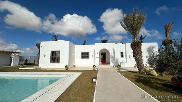 GRANDE MAISON SUR MEZRAYA DJERBA ZA - RÉF V693